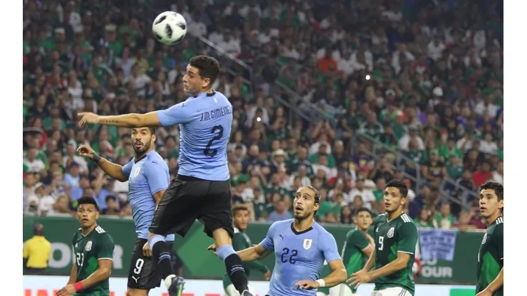 Gol bien charrúa: Giménez saltó más que nadie y puso el 1-0 de Uruguay