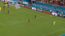 Foto de Juanfer Quintero intentando bajar el balón.