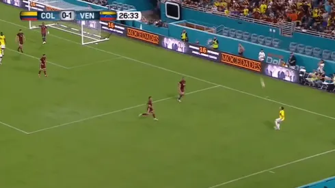 Foto de Juanfer Quintero intentando bajar el balón.