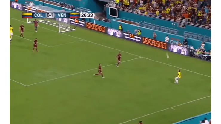 Foto de Juanfer Quintero intentando bajar el balón.