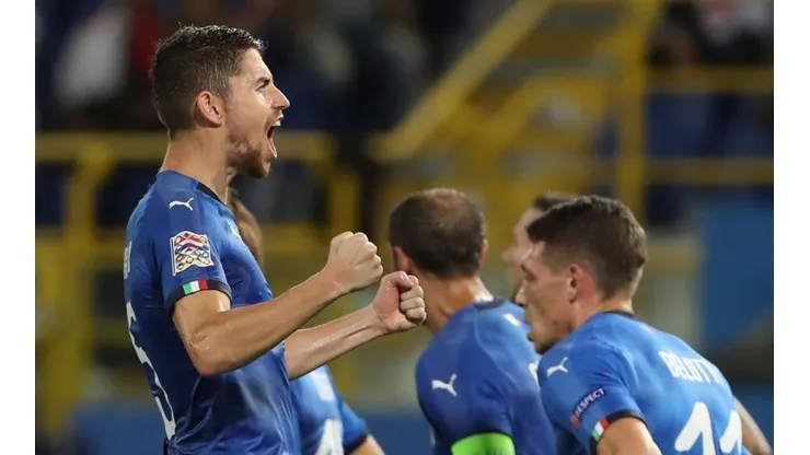 Italia celebra el tanto del empate en Bolonia.