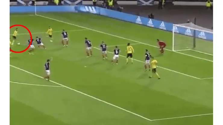 Foto de un golazo de Hazard ante Escocia.