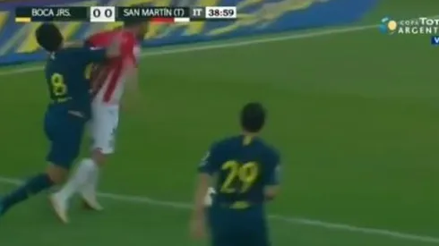 Claudio Bieler pegó un codazo y hasta pidió penal.