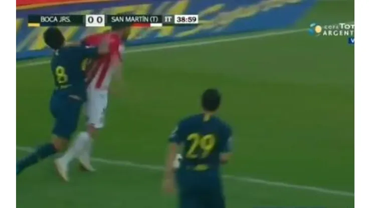 Claudio Bieler pegó un codazo y hasta pidió penal.