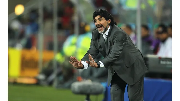 ¡GRANDE, DIEGO! Maradona ya fue oficializado como DT del Pez.