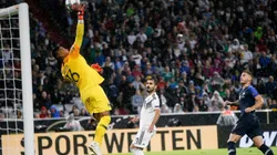 GUARDIÁN BAJO LOS PALOS. Areola vuela para rechazar al córner un disparo de Alemania.