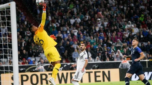 GUARDIÁN BAJO LOS PALOS. Areola vuela para rechazar al córner un disparo de Alemania.