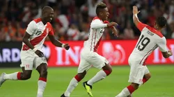 ¡Qué salto! Un centro muy alto fue bajado por Aquino para poner en ventaja a Perú