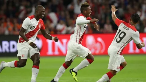 ¡Qué salto! Un centro muy alto fue bajado por Aquino para poner en ventaja a Perú