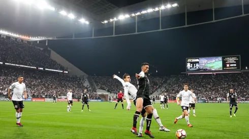 Foto de los jugadores disputando la Copa Libertadores.