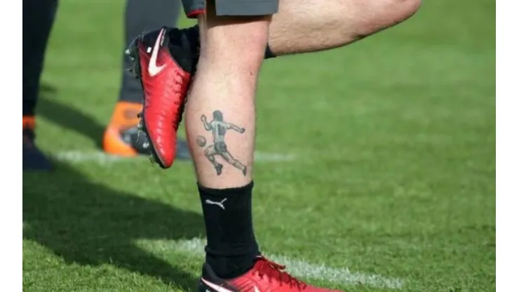 Con un tatuaje del Diego y las piernas sin afeitarse, todos queremos que el capitán de la Selección Argentina sea ÉL