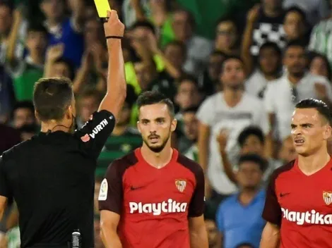 Le sacan la amarilla a Roque Mesa en el derby entre Sevilla y Betis