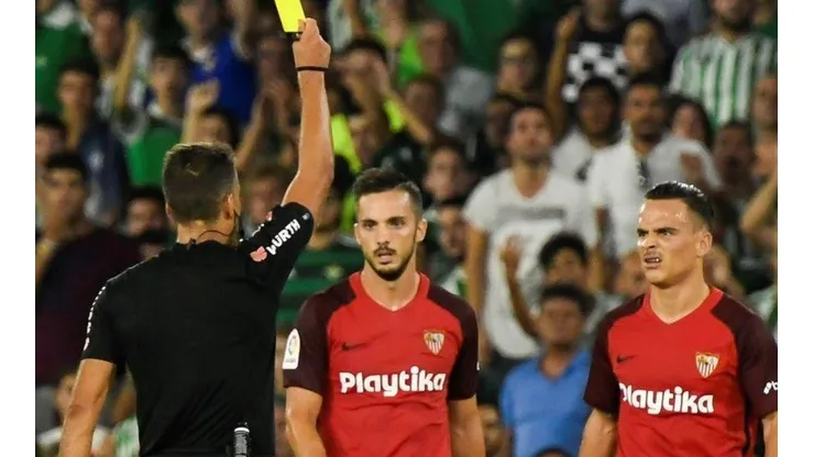Le sacan la amarilla a Roque Mesa en el derby entre Sevilla y Betis