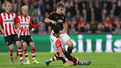 EL MOMENTO EXACTO. Héctor Moreno va al piso contra Luke Shaw por la Champions League.