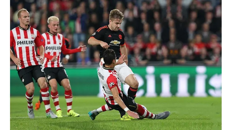 EL MOMENTO EXACTO. Héctor Moreno va al piso contra Luke Shaw por la Champions League.