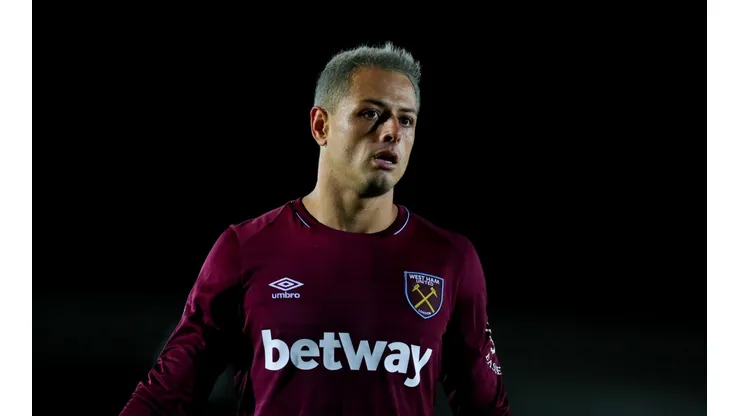 Chicarito y un mal comienzo en la Premier