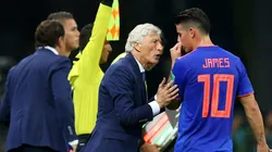 MAESTRO Y ALUMNO. José Pekerman habla con James Rodríguez en el Mundial de Rusia 2018 (Foto: Getty).