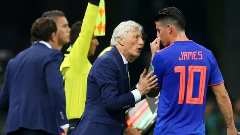 MAESTRO Y ALUMNO. José Pekerman habla con James Rodríguez en el Mundial de Rusia 2018 (Foto: Getty).
