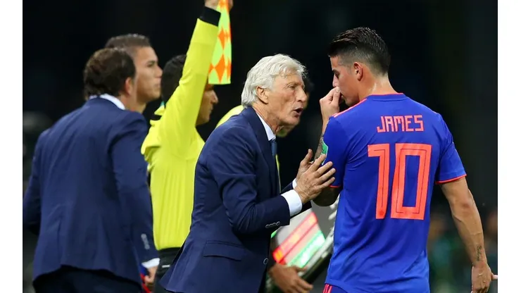 MAESTRO Y ALUMNO. José Pekerman habla con James Rodríguez en el Mundial de Rusia 2018 (Foto: Getty).