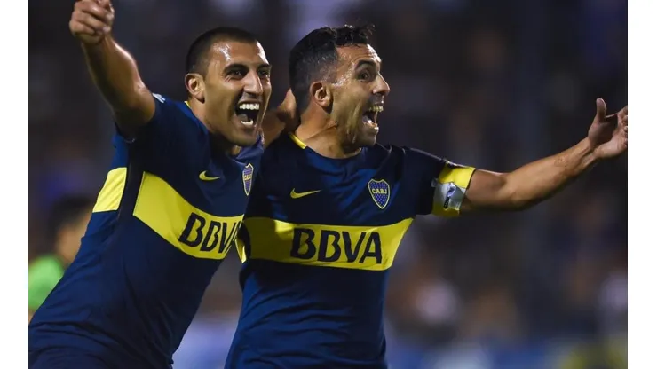 JUNTOS. Wanchope Ábila y Carlos Tevez celebran un gol de Boca.
