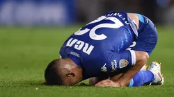 DE RODILLAS. Ricardo Centurión dolorido durante el partido contra River (Foto: Getty).