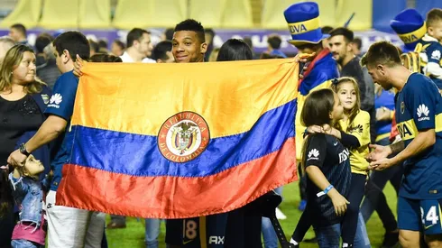 Frank Fabra se recupera de su lesión y en sus descansos toma mate.