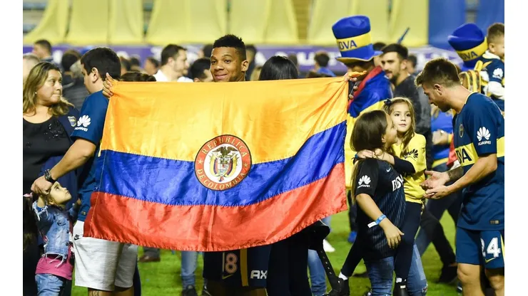 Frank Fabra se recupera de su lesión y en sus descansos toma mate.
