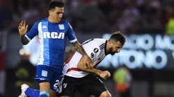 Renzo Saravia enfrentando a River.