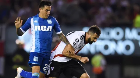Renzo Saravia enfrentando a River.
