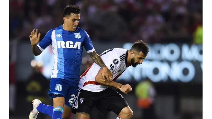 Renzo Saravia enfrentando a River.