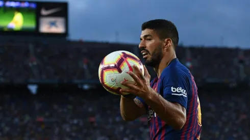 DISCONFORME. Luis Suárez no está muy feliz con el VAR.