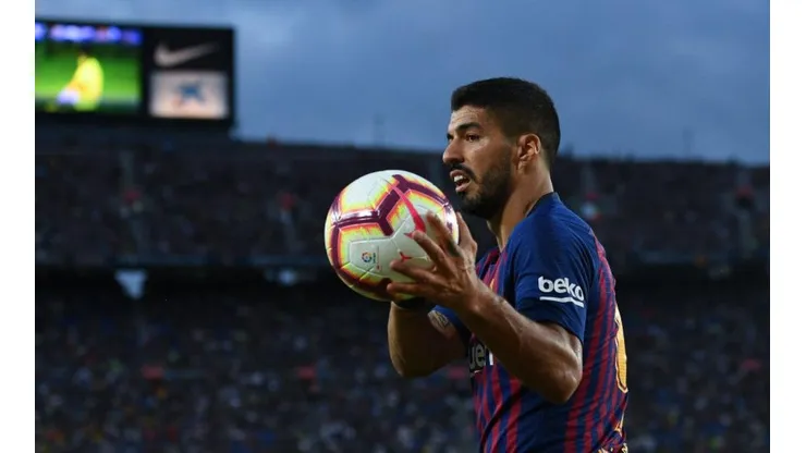 DISCONFORME. Luis Suárez no está muy feliz con el VAR.