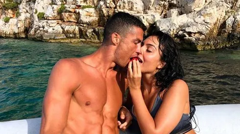 La pareja de Cristiano metió fotito de espaldas, con una mini bikini y acostadita encima de él