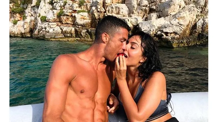 La pareja de Cristiano metió fotito de espaldas, con una mini bikini y acostadita encima de él