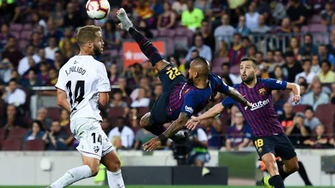 Acrobacia de Arturo Vidal ante Huesca.
