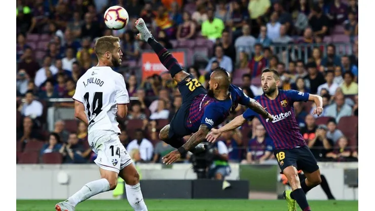 Acrobacia de Arturo Vidal ante Huesca.