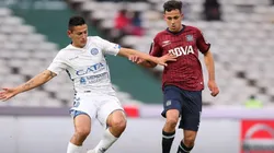 CONTROLA MARONI. El Diez de Talleres busca avanzar ante la marca de Godoy Cruz (Foto: Talleres).