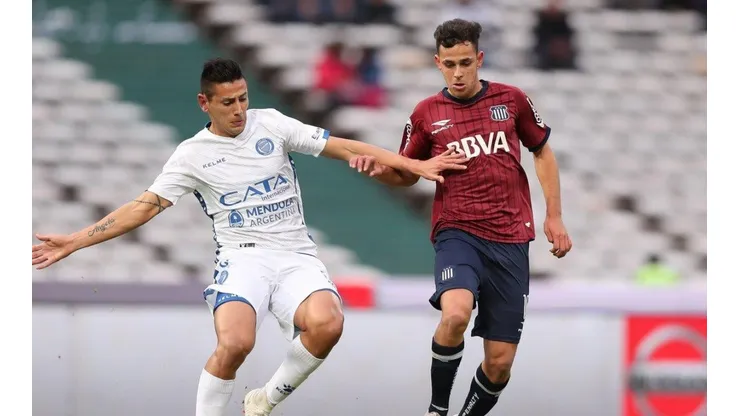 CONTROLA MARONI. El Diez de Talleres busca avanzar ante la marca de Godoy Cruz (Foto: Talleres).