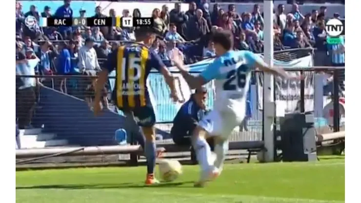 Camacho metió un túnel hermoso en el partido de Central contra Racing