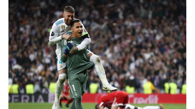 EL UNO DE RAMOS. Keylor Navas lleva encima al capitán tras ganarle al Bayern Múnich (Foto: Getty).