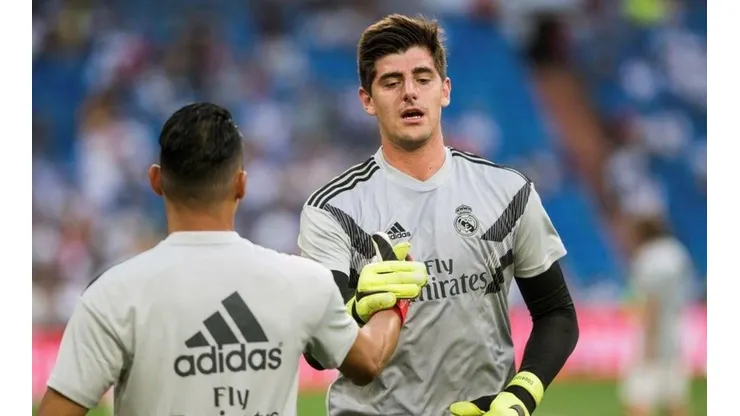 COLEGAS. Keylor Navas y Courtois se saludan durante el precalentamiento.