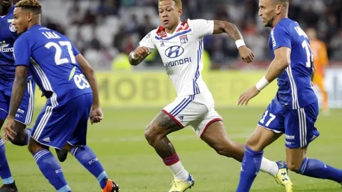 Memphis Depay jugando para Lyon.