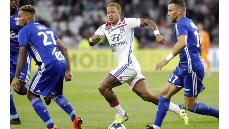 Memphis Depay jugando para Lyon.