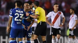 CALMADO. Ricardo Centurión escucha mientras le hablan el árbitro y sus compañeros (Foto: Getty).