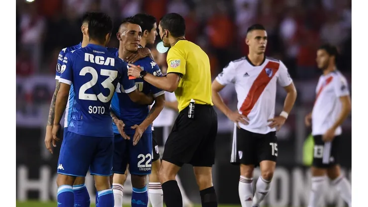 CALMADO. Ricardo Centurión escucha mientras le hablan el árbitro y sus compañeros (Foto: Getty).