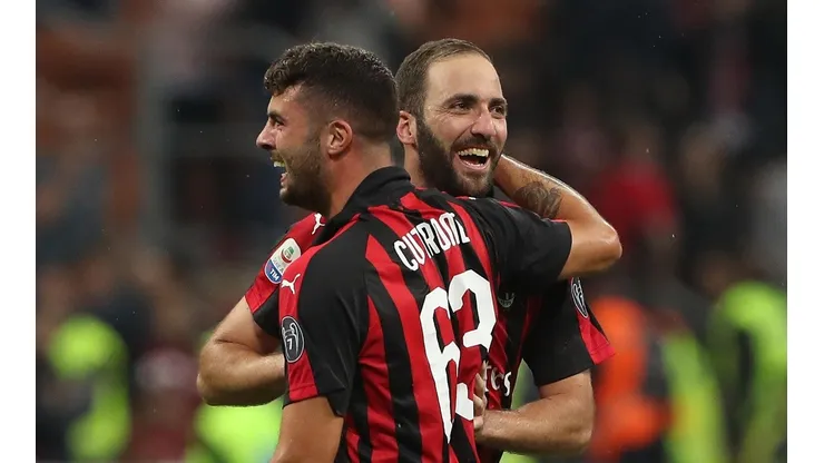 CELEBRA EL ROSSONERI. Gonzalo Higuaín festeja con Cutrone tras el triunfo del Milan (Foto: Getty).