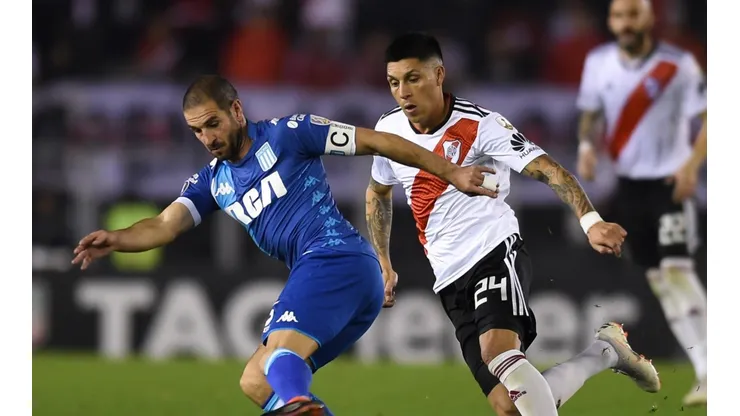 MANO A MANO. Lisandro López busca escaparse de la marca de Enzo Pérez (Foto: Getty).