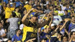 PICANTE. La hinchada y una bandera que generó revuelo en las redes.