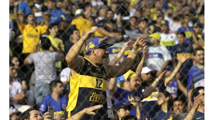 PICANTE. La hinchada y una bandera que generó revuelo en las redes.