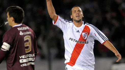 El jugador con la camiseta de River.